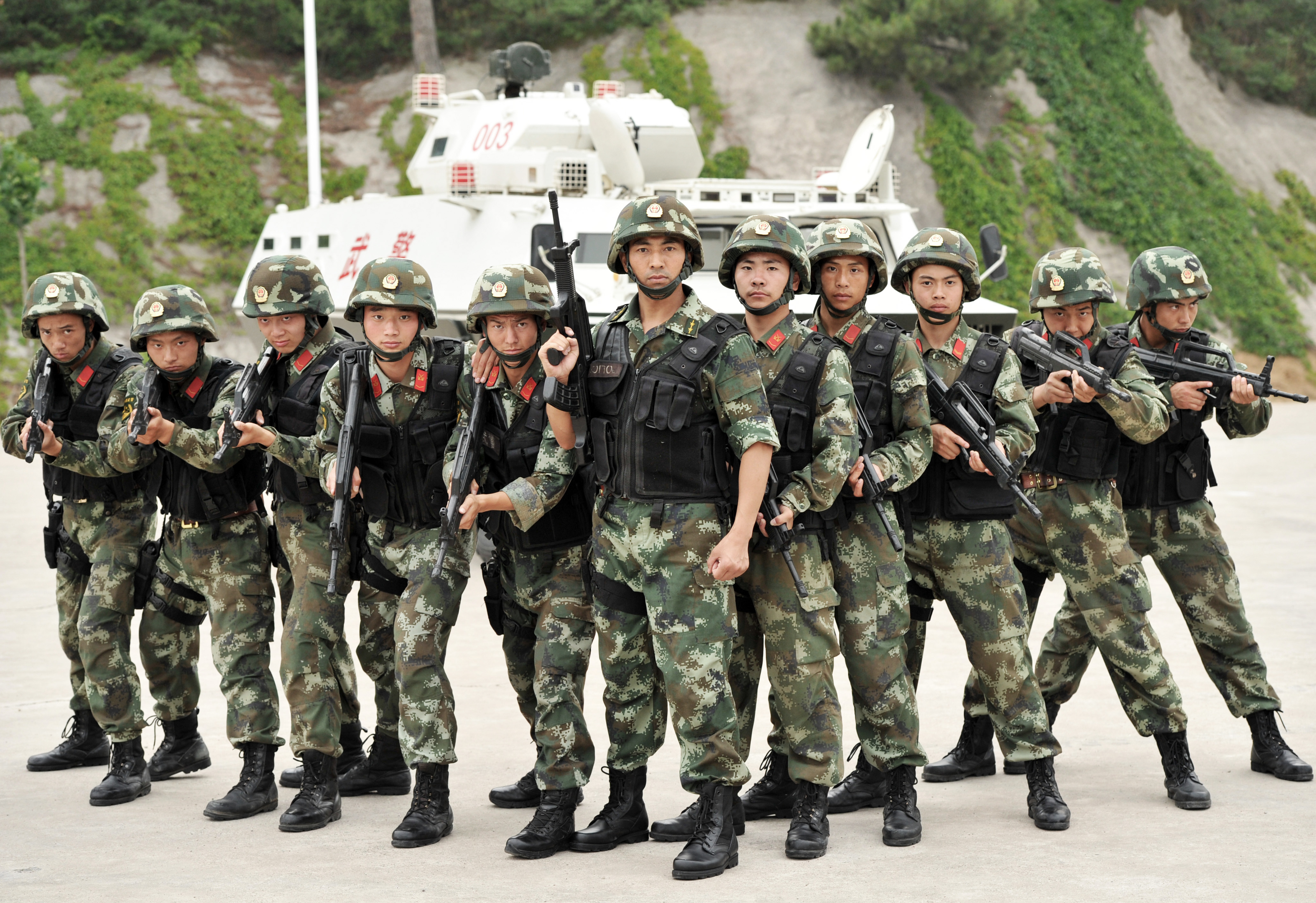 硬核突击！武警特战队员沙场锤炼实战能力 - 中国军网