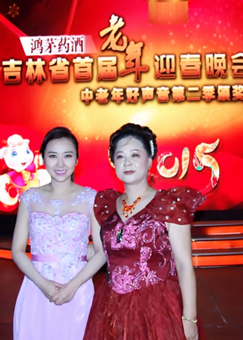 与吉林卫视乡村频道主持人笑菲合影