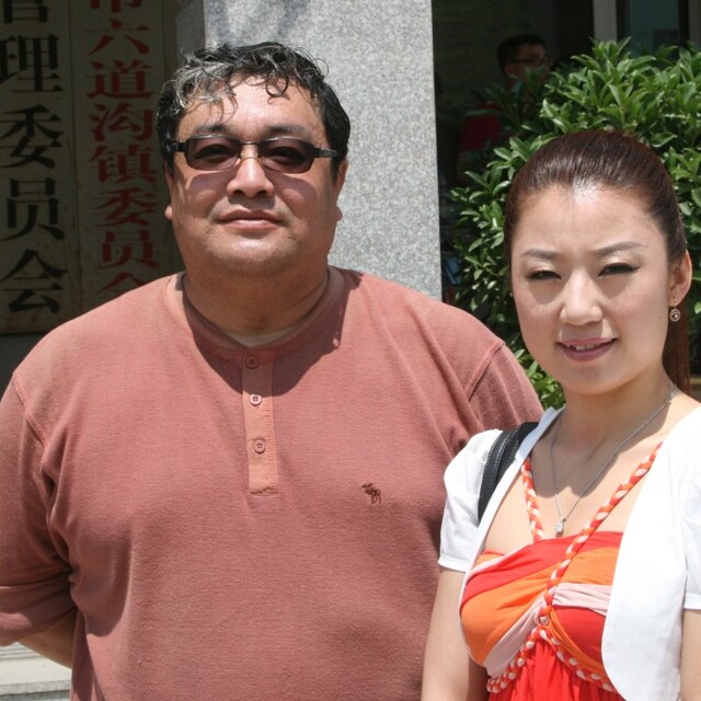 与吉林省歌舞团著名歌手图桠格合影