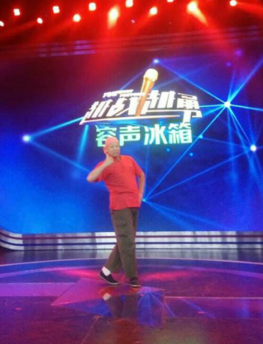 央视《越战越勇》舞台上的头巾哥